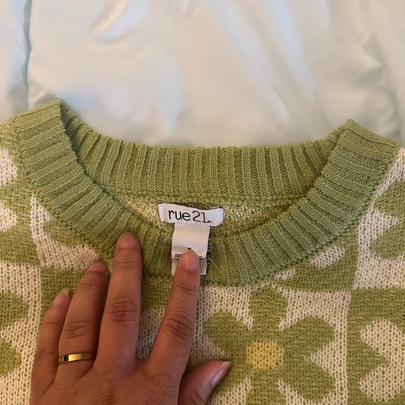 NWOT Women’s Green/white/yellow sweater - Picture 5 of 6